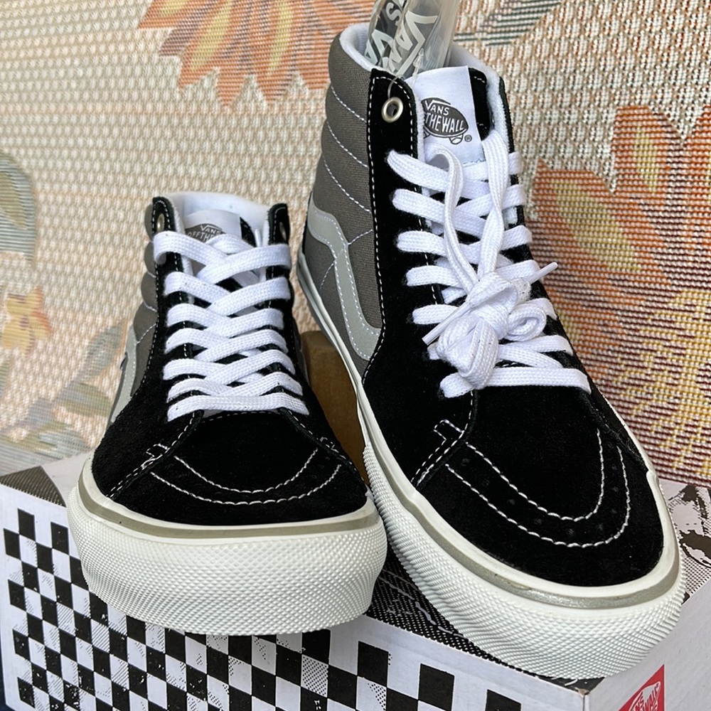 Vans WMNS Skate Sk8-Hi
Reflective Black/Grey
VN0ASFCCN42
Sneakers - Picture 8 of 16